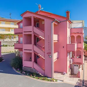 apartments-villa-rossa.primorje-gorskikotar.com/